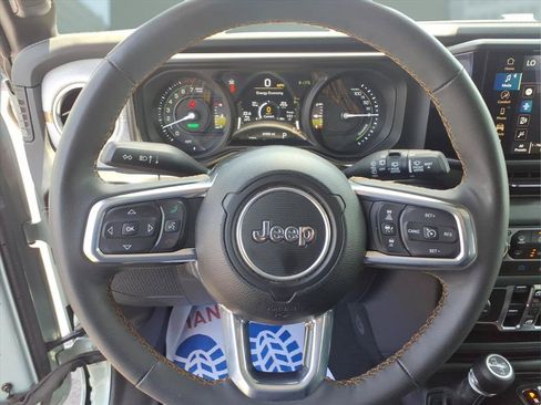 Used 2024 Jeep Wrangler Unlimited Sahara AWD/4WD image 11