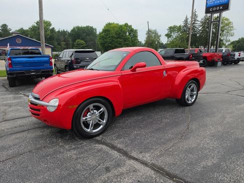 Used 2004 Chevrolet SSR w/ Preferred Equipment Group RWD image 3