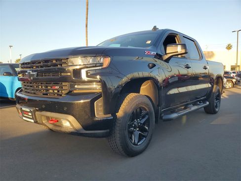 Used 2021 Chevrolet Silverado 1500 LT Trail Boss w/ Convenience Package II image 2