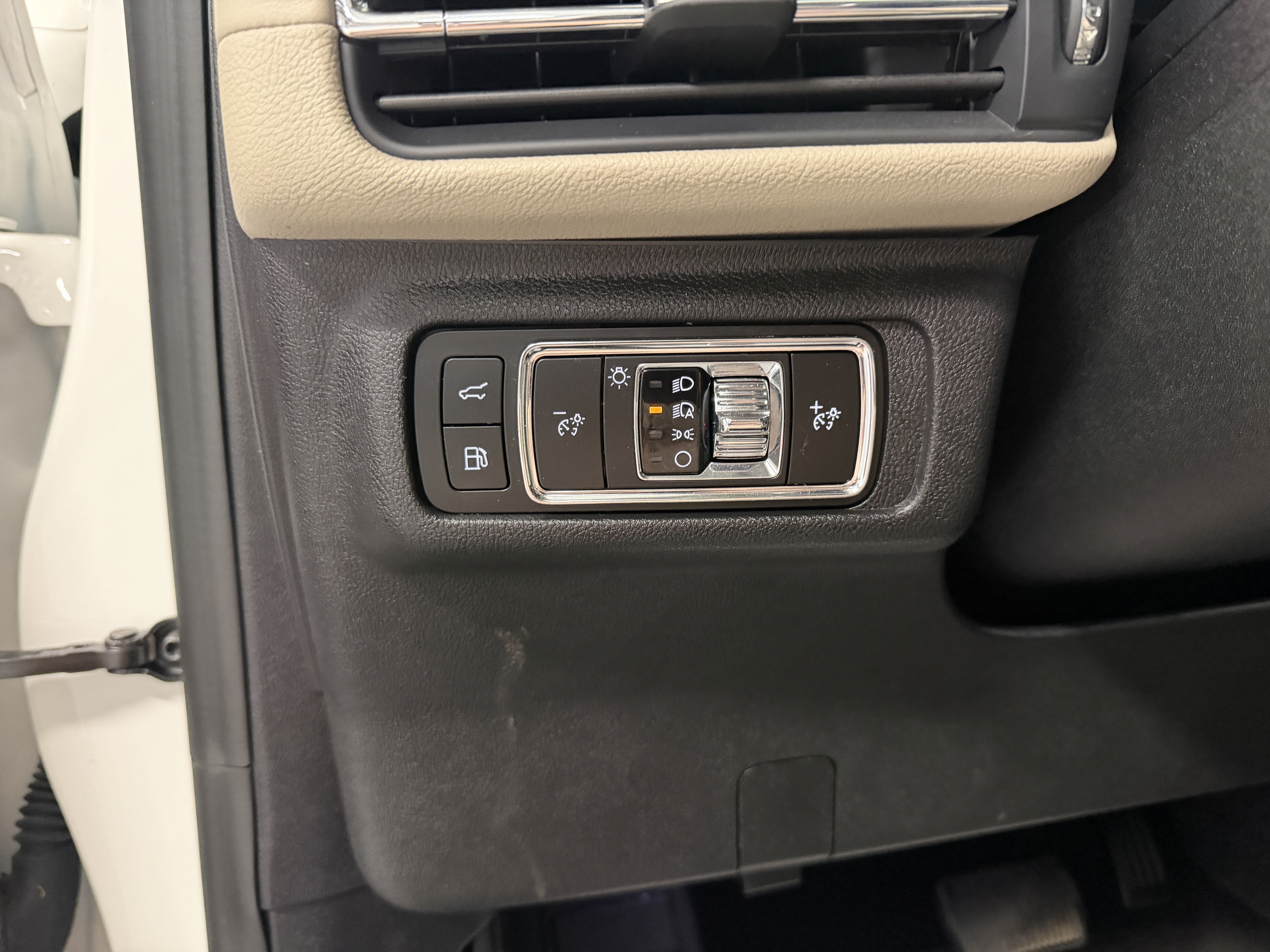 Used 2025 Lincoln Corsair Grand Touring w/ Equipment Group 301A AWD/4WD image 18