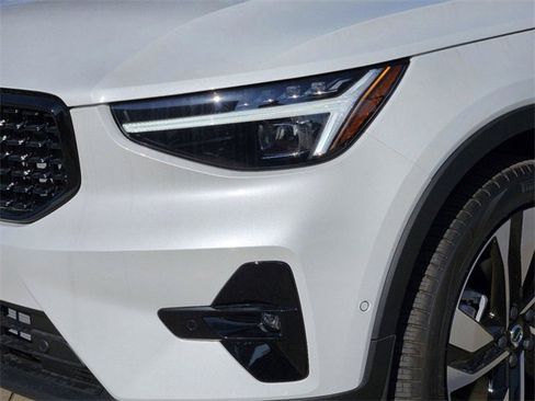 Certified 2025 Volvo XC40 B5 Ultra w/ Climate Package image 13