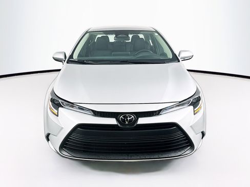 Used 2026 Toyota Corolla LE image 2