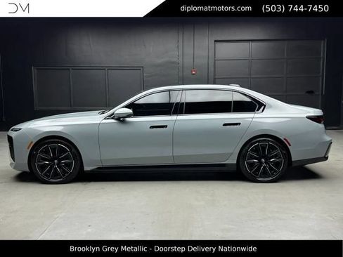 Used 2025 BMW i7 xDrive60 AWD/4WD image 4