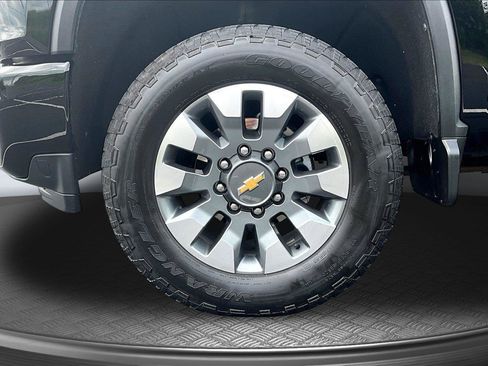 Used 2022 Chevrolet Silverado 2500 Custom w/ Custom Value Package AWD/4WD image 11