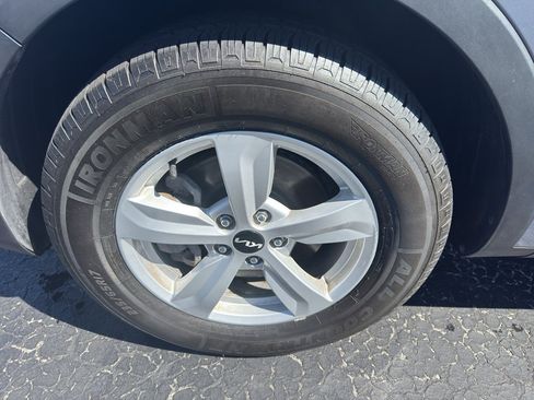 Used 2022 Kia Sorento LX FWD image 9