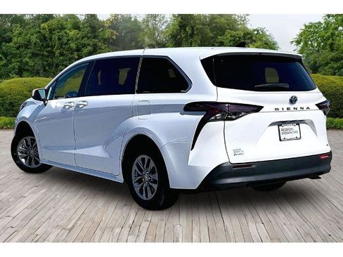 Used 2025 Toyota Sienna LE image 4