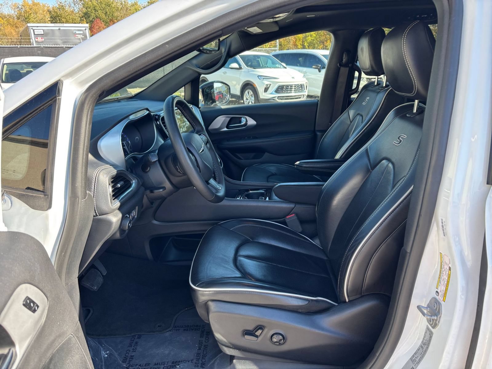 Used 2025 Chrysler Pacifica Limited FWD image 29