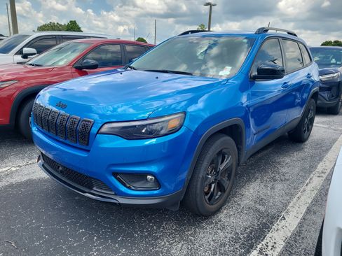 Used 2023 Jeep Cherokee Altitude Lux AWD/4WD image 3