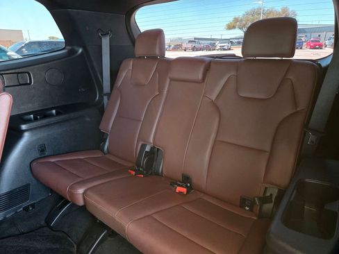 Used 2024 Kia Telluride EX w/ EX Captain's Chair Package image 16