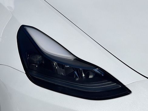 Used 2022 Tesla Model Y Performance AWD/4WD image 9
