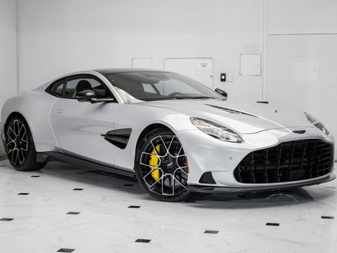 Used 2025 Aston Martin Vanquish image 39