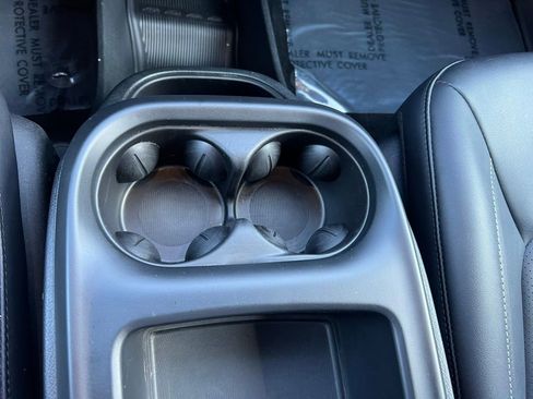 Used 2025 Chrysler Pacifica Select image 39