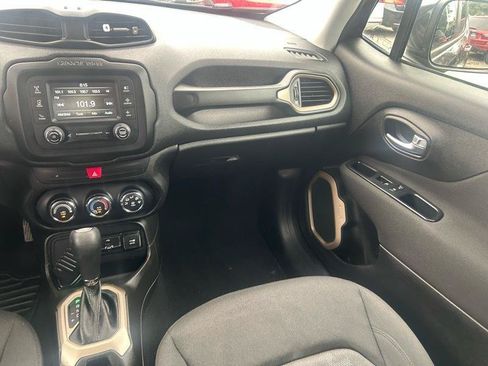 Used 2017 Jeep Renegade Latitude FWD image 13