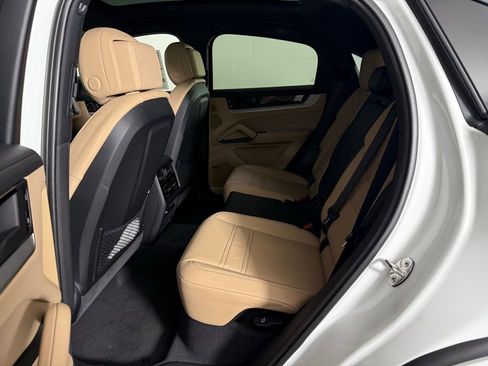 Certified 2025 Porsche Cayenne Coupe image 23