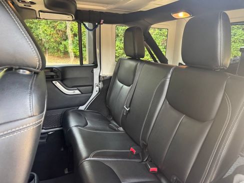 Used 2017 Jeep Wrangler Unlimited Rubicon w/ Connectivity Group AWD/4WD image 23