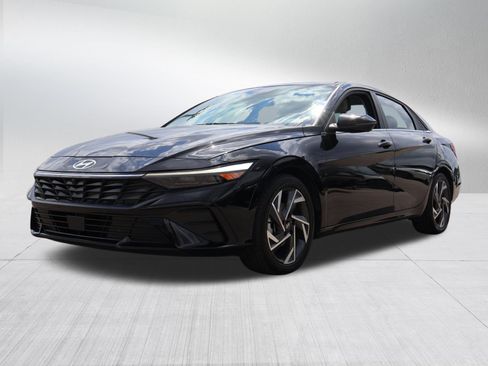 Used 2024 Hyundai Elantra Limited FWD image 3