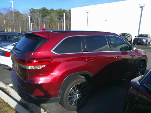 Used 2017 Toyota Highlander SE image 6