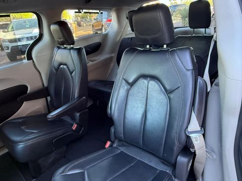 Used 2019 Chrysler Pacifica Touring-L image 45