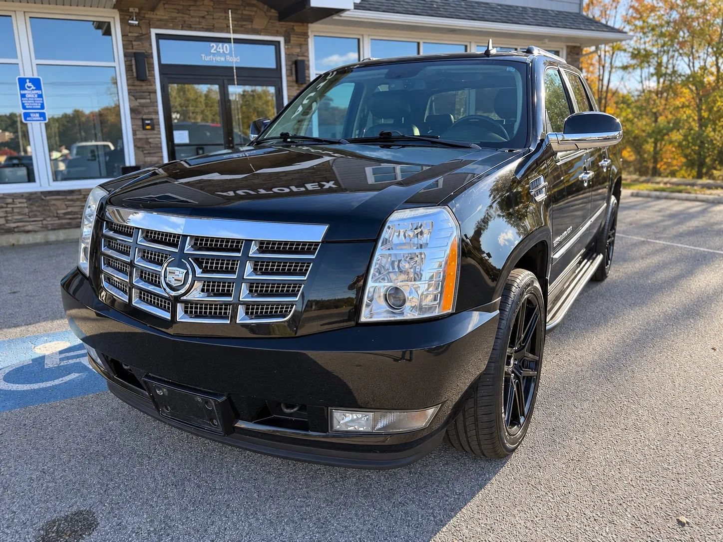 Used 2011 Cadillac Escalade EXT Luxury AWD/4WD image 4