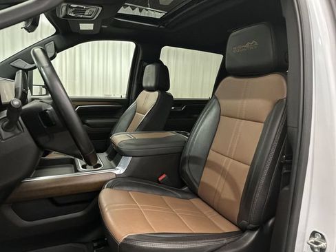 Used 2024 Chevrolet Silverado 2500 High Country w/ High Country Premium Package AWD/4WD image 16