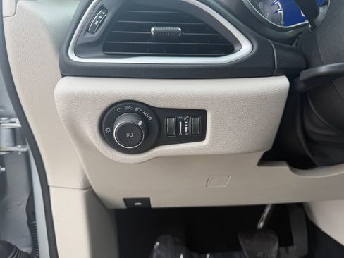 Used 2024 Chrysler Pacifica Touring-L image 13