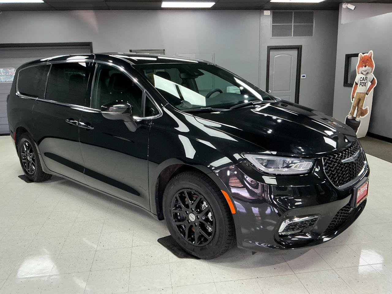 Used 2023 Chrysler Pacifica Touring FWD image 2