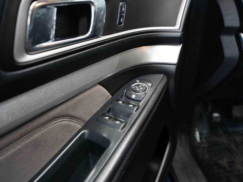 Used 2017 Ford Explorer XLT w/ Equipment Group 202A image 7