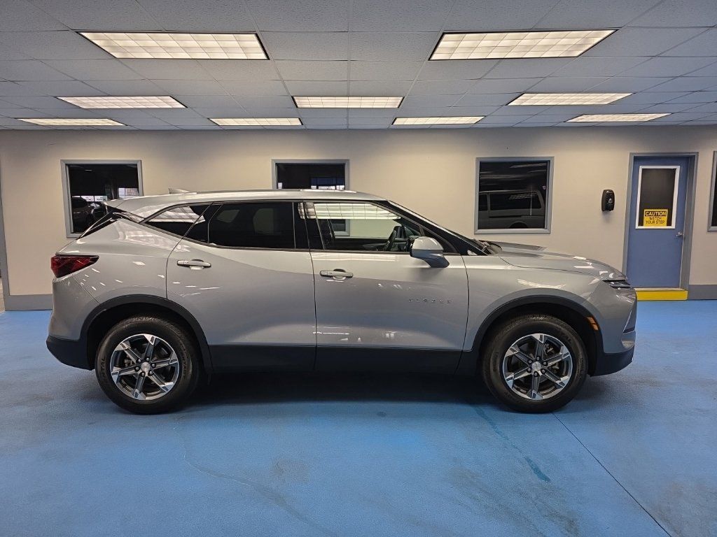 Certified 2025 Chevrolet Blazer LT FWD image 2