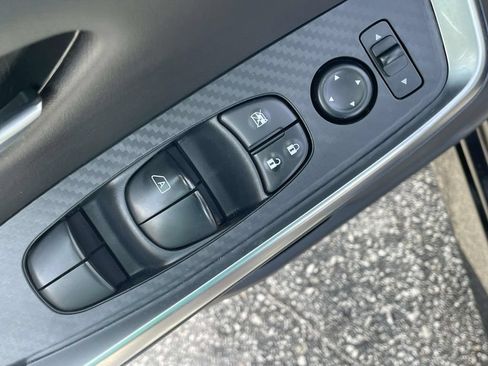 Used 2025 Nissan Sentra SR FWD image 16
