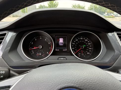 Used 2021 Volkswagen Tiguan SE w/ Panoramic Sunroof Package FWD image 16