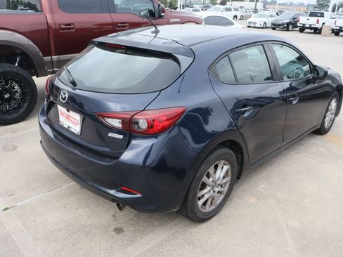 Used 2018 MAZDA MAZDA3 Sport FWD image 10