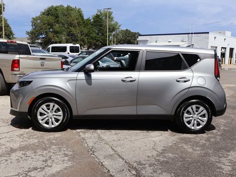 Used 2025 Kia Soul LX FWD image 4