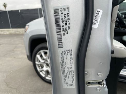 Used 2025 Jeep Compass Limited image 34