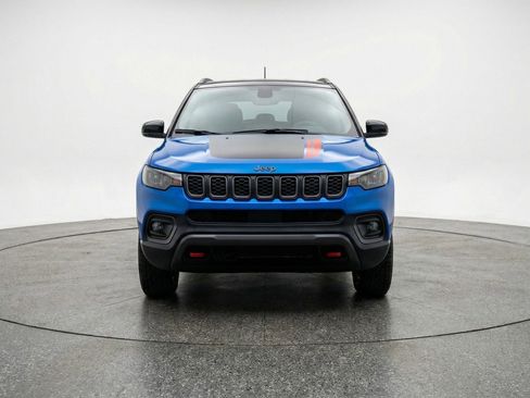 Used 2025 Jeep Compass Trailhawk image 2