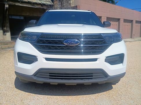 Used 2020 Ford Explorer XLT RWD image 3