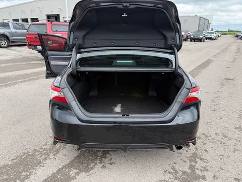 Used 2018 Toyota Camry SE w/ Convenience Package FWD image 8