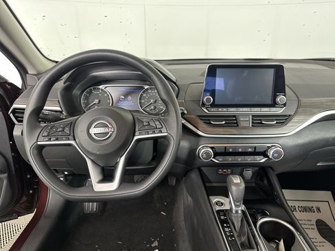 Used 2024 Nissan Altima 2.5 SV image 3