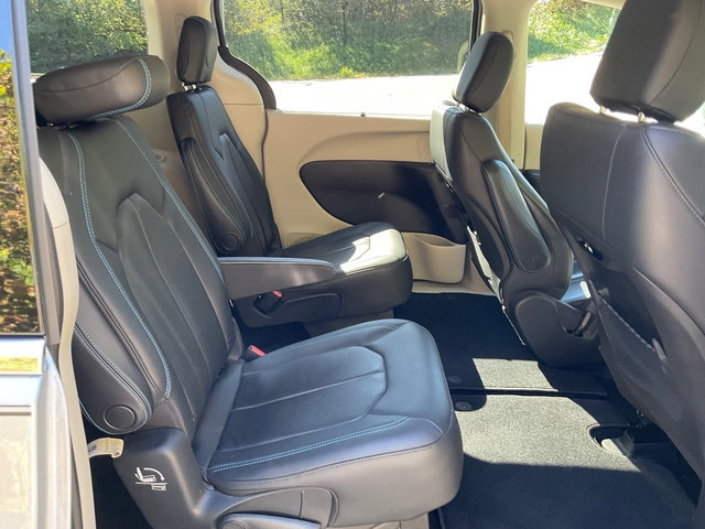 Used 2021 Chrysler Pacifica Touring-L w/ Premium & Safety Sphere Group FWD image 17