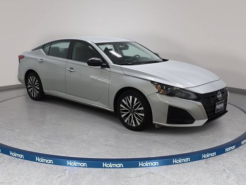 Used 2024 Nissan Altima 2.5 SV FWD image 4