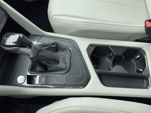 Used 2022 Volkswagen Tiguan SE R-Line image 32