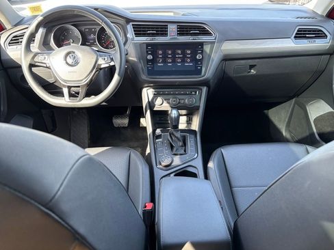 Used 2020 Volkswagen Tiguan SE w/ Panoramic Sunroof Package image 6
