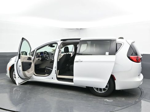 Used 2023 Chrysler Voyager LX image 36