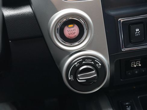Used 2017 Nissan Titan SV AWD/4WD image 21