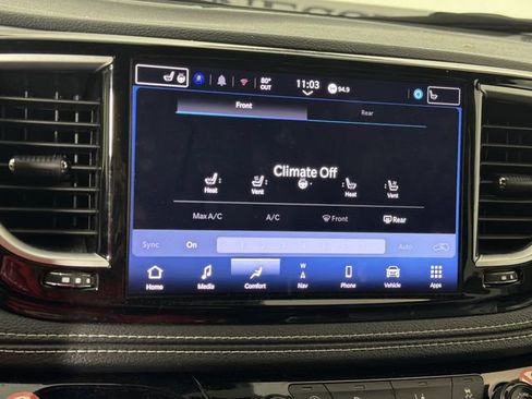 Used 2025 Chrysler Pacifica Limited FWD image 7