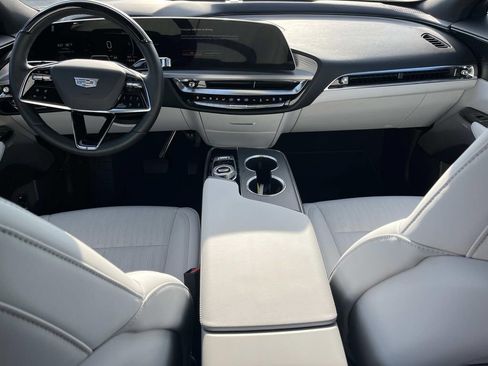 Used 2026 Cadillac Lyriq Signature Sport AWD/4WD image 9