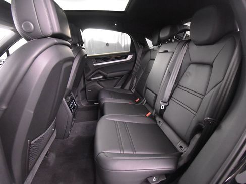 Used 2024 Porsche Cayenne Coupe AWD/4WD image 19