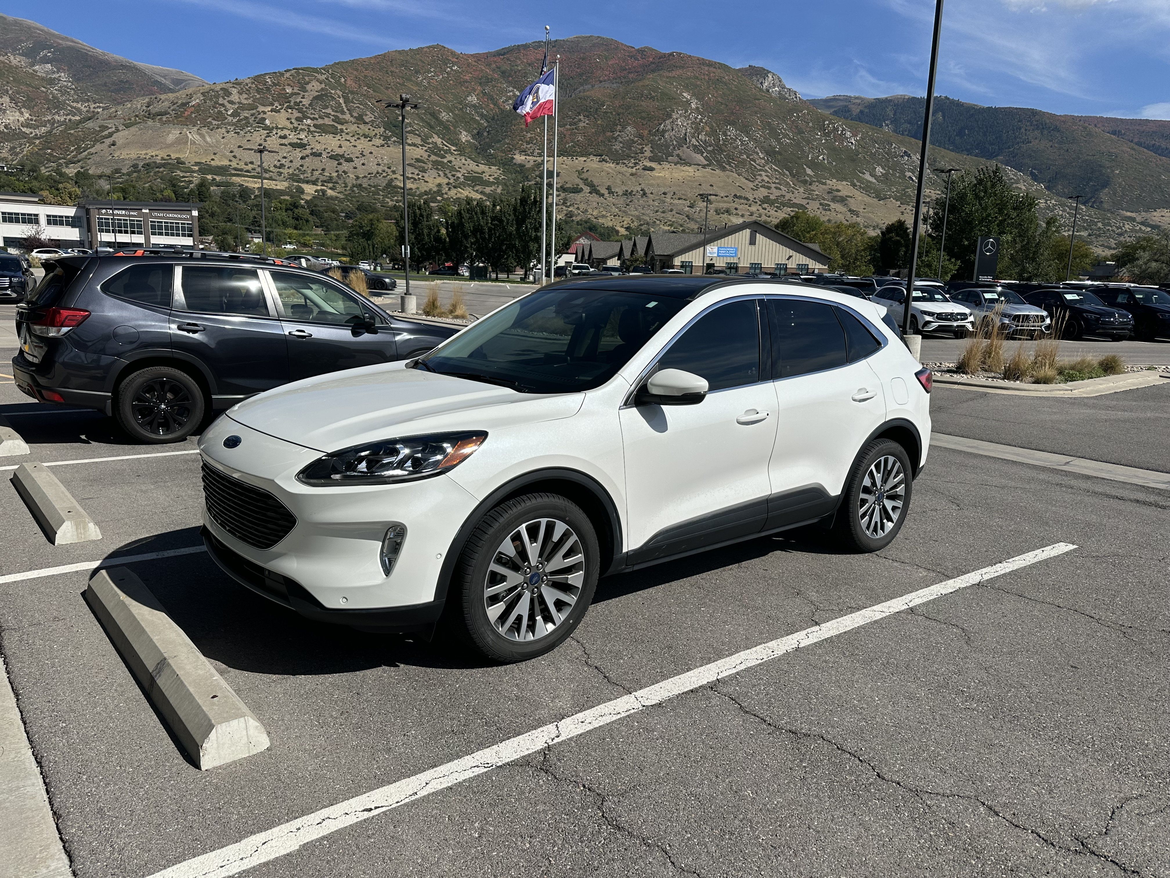 Used 2020 Ford Escape Titanium w/ Titanium Premium Package 2.0 AWD/4WD image 2