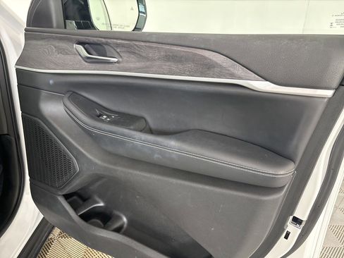 Used 2023 Jeep Grand Cherokee Limited w/ Black Appearance Package image 28