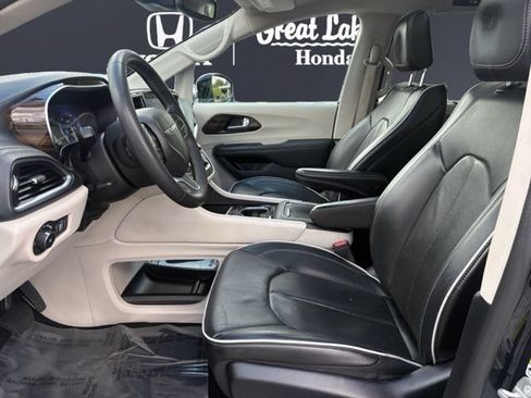 Used 2023 Chrysler Pacifica Limited FWD image 11