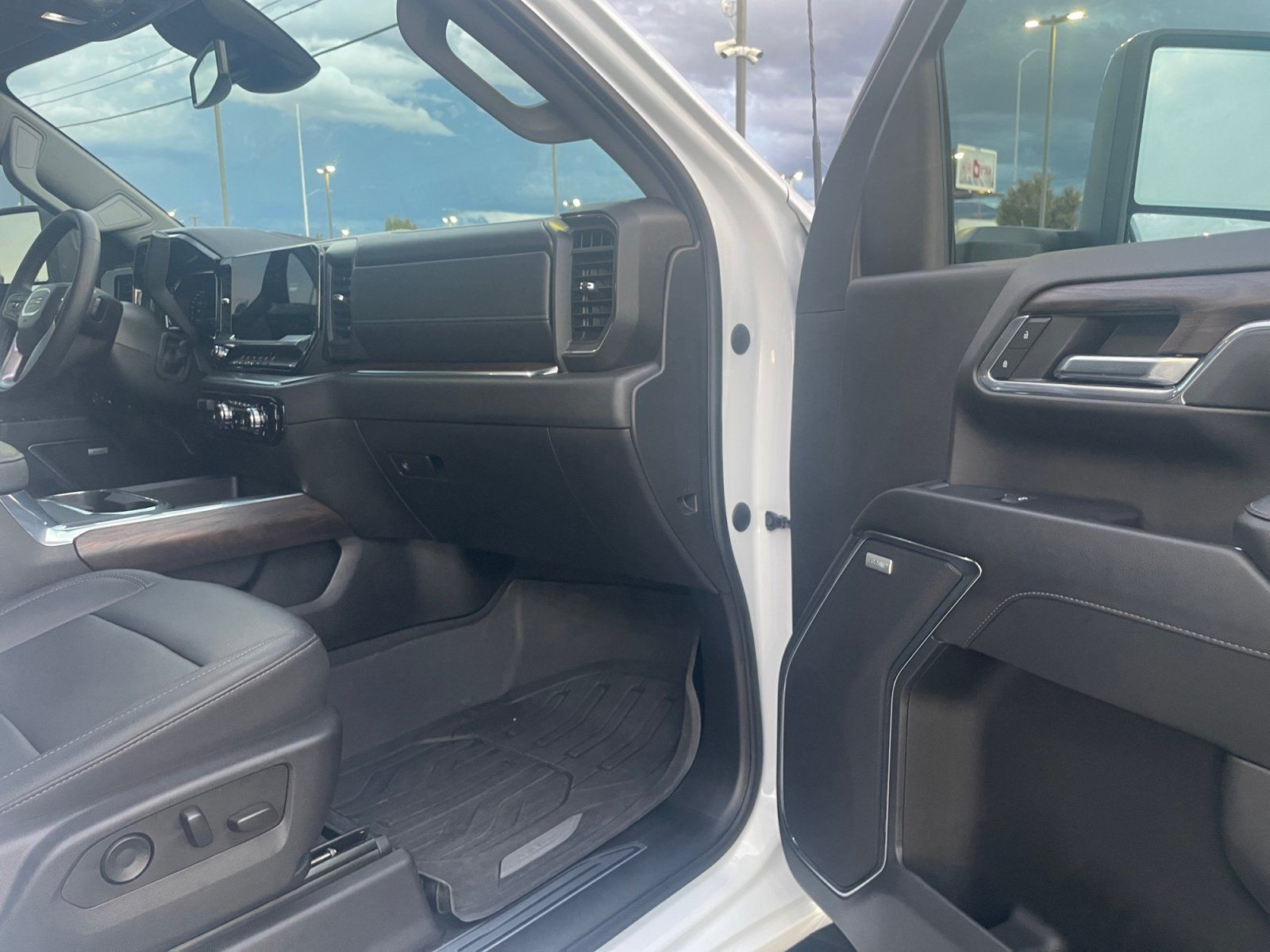 Used 2024 GMC Sierra 3500 SLT w/ SLT Convenience Package AWD/4WD image 28